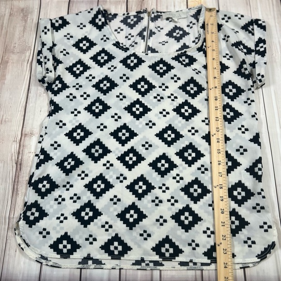 Olive & Oak Black and White Boxy Cap Sleeve Blouse. Size Small. #wearwithblack - Picture 6 of 8